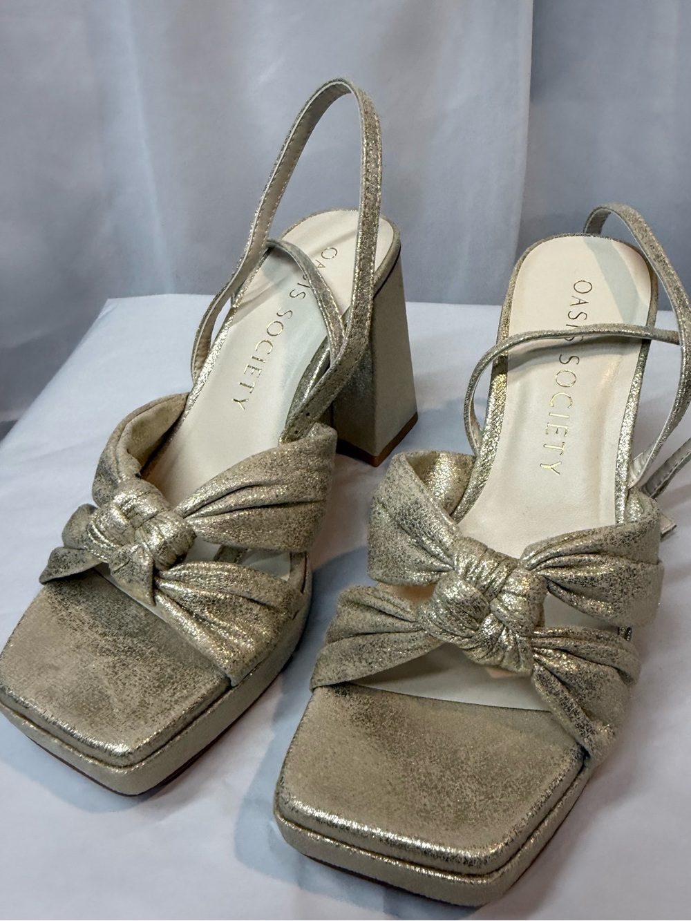 NWT OASIS SOCIETY ZOEY GOLD PLATFORM HEELS  3 1/2 inches heels